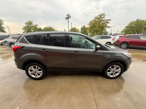 Used 2019 Ford Escape SE image 8
