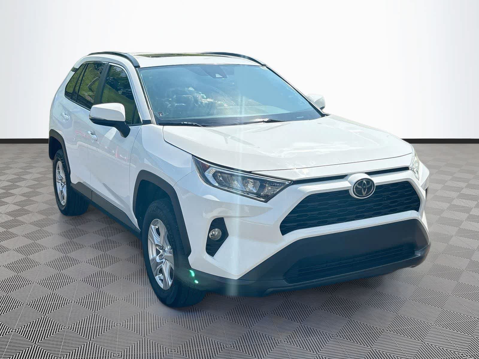 Used 2021 Toyota RAV4 XLE w/ Convenience Package FWD image 3