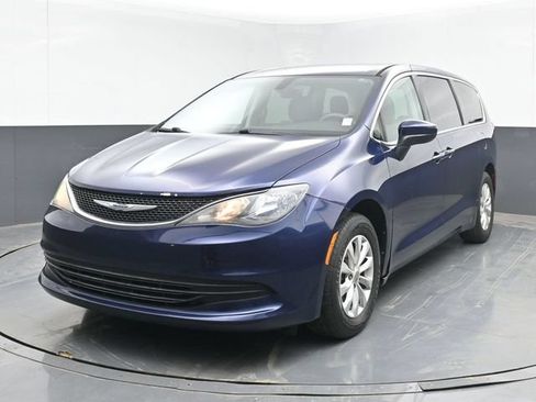 Used 2017 Chrysler Pacifica Touring w/ Tire & Wheel Group FWD image 10
