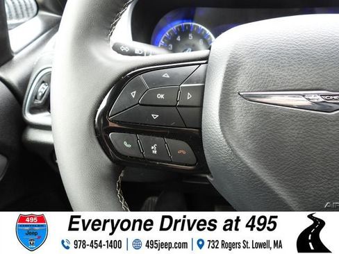 Used 2025 Chrysler Pacifica Limited FWD image 21