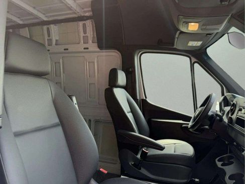 Used 2025 Mercedes-Benz Sprinter 2500 image 21