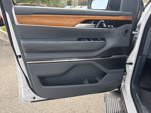 Used 2023 Jeep Grand Wagoneer Series III AWD/4WD image 10