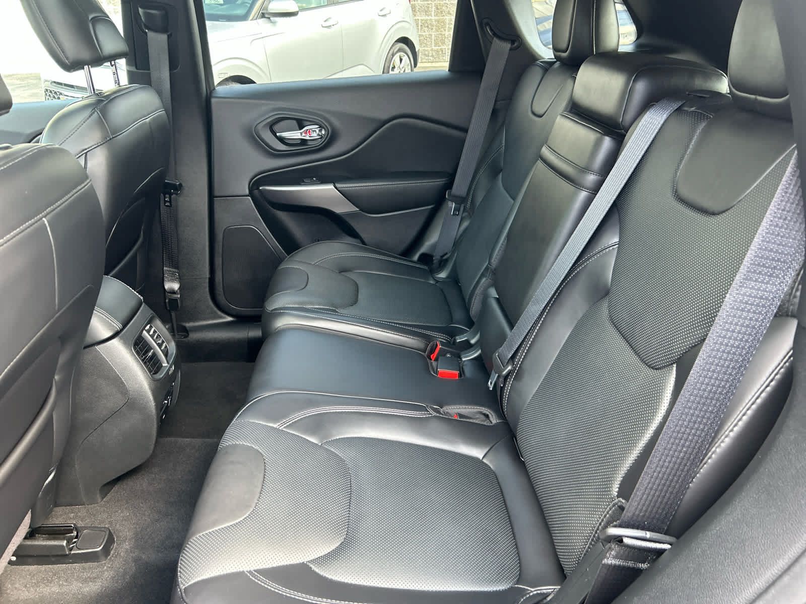 Used 2019 Jeep Cherokee Overland w/ Technology Group AWD/4WD image 22