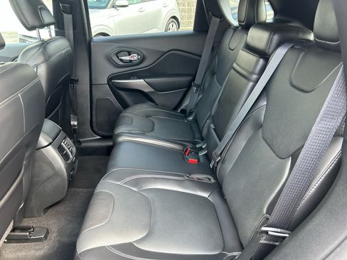 Used 2019 Jeep Cherokee Overland w/ Technology Group AWD/4WD image 22