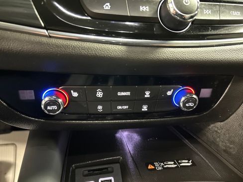 Used 2024 Buick Enclave Essence image 19