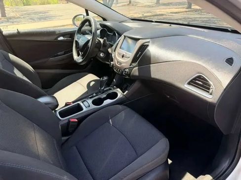 Used 2017 Chevrolet Cruze LT FWD image 17
