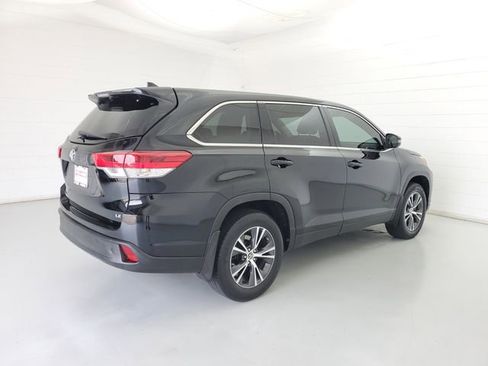 Used 2019 Toyota Highlander Plus FWD image 5