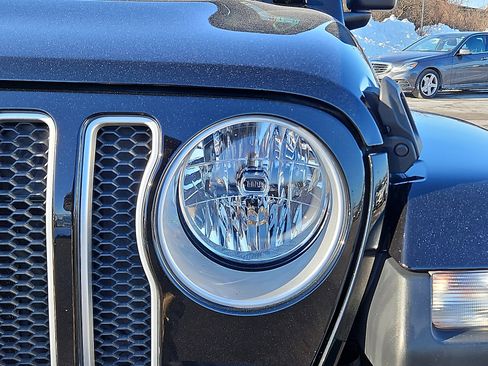 Used 2018 Jeep Wrangler Unlimited Sahara image 9