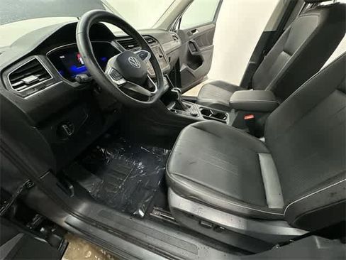 Certified 2022 Volkswagen Tiguan SE w/ Panoramic Sunroof Package image 18
