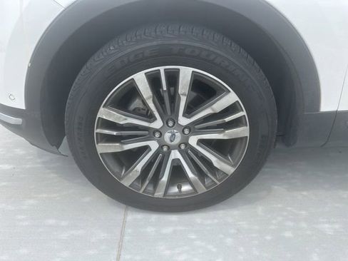 Used 2018 Ford Explorer Platinum AWD/4WD image 2
