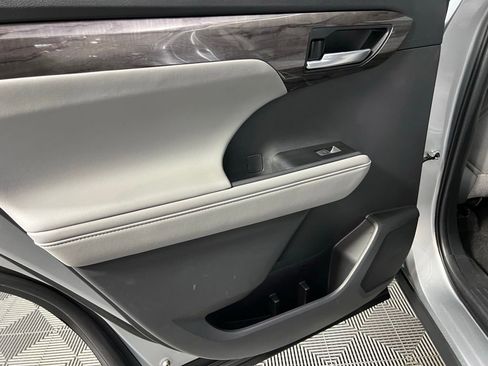 Used 2023 Toyota Highlander Limited image 29