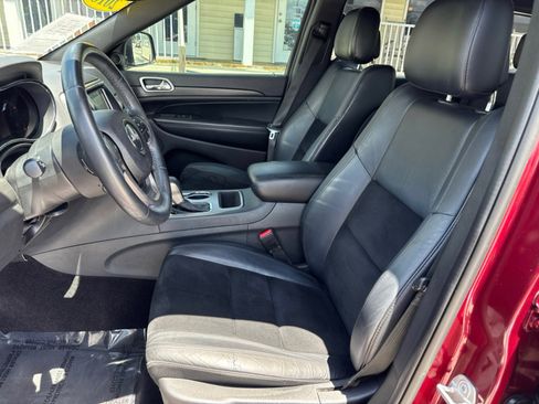 Used 2018 Jeep Grand Cherokee Laredo image 25