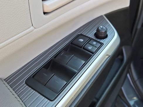 Used 2025 Toyota Sienna LE FWD image 11