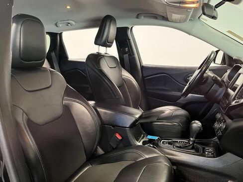 Used 2019 Jeep Cherokee Latitude Plus FWD image 10