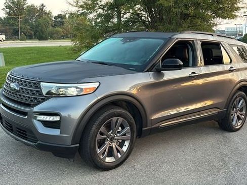 Used 2023 Ford Explorer XLT w/ Equipment Group 202A AWD/4WD image 2