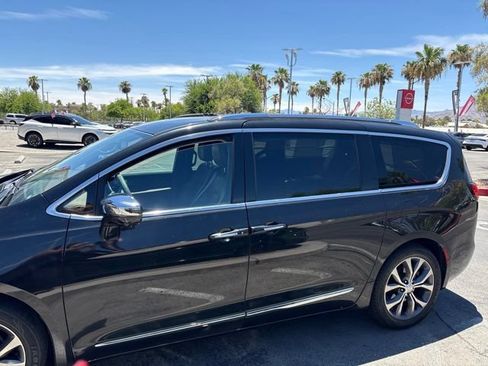 Used 2017 Chrysler Pacifica Limited FWD image 2
