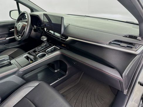 Certified 2025 Toyota Sienna XSE image 33