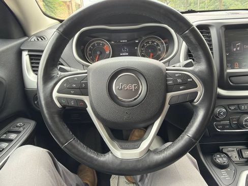 Used 2016 Jeep Cherokee Trailhawk w/ Leather Interior Group AWD/4WD image 10