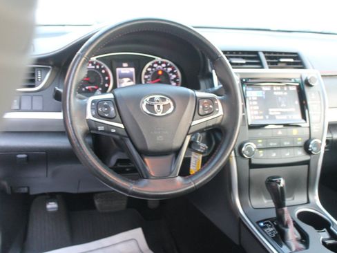 Used 2017 Toyota Camry SE w/ Moonroof Package FWD image 18