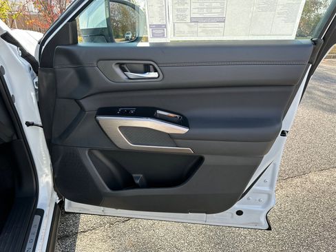 New 2025 Nissan Pathfinder Platinum image 14