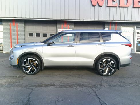 Used 2022 Mitsubishi Outlander ES image 3