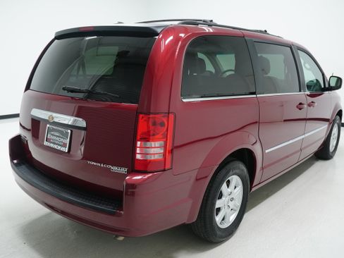 Used 2010 Chrysler Town & Country Touring image 4