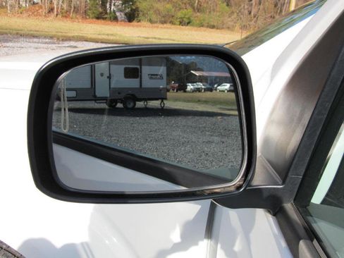 Used 2019 Nissan Frontier SV image 18