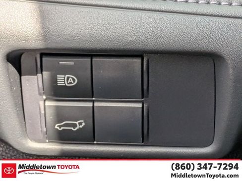 Used 2020 Toyota Highlander XLE AWD/4WD image 18