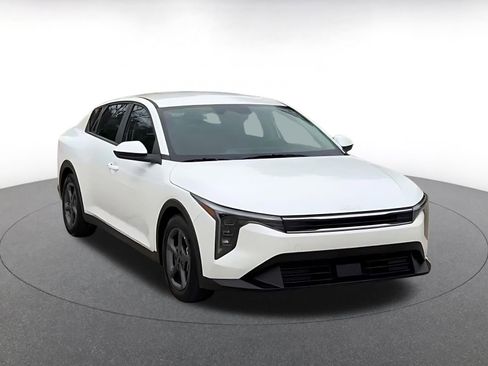 Used 2025 Kia K4 LXS image 3