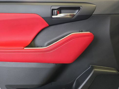 Used 2022 Toyota Highlander XSE image 29