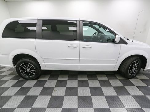 Used 2016 Dodge Grand Caravan SE image 7