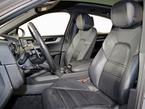 Used 2024 Porsche Cayenne Coupe image 5