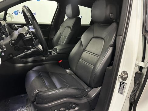 Used 2022 Porsche Cayenne w/ Premium Package AWD/4WD image 11