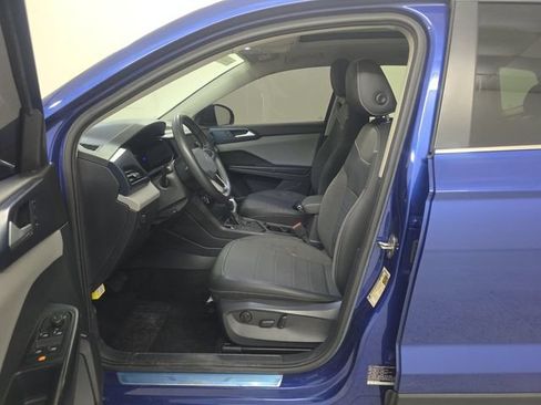 Used 2023 Volkswagen Taos SE w/ Panoramic Sunroof Package FWD image 4