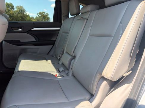 Used 2016 Toyota Highlander XLE FWD image 19