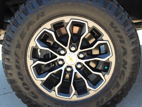 Used 2022 Chevrolet Colorado ZR2 image 3