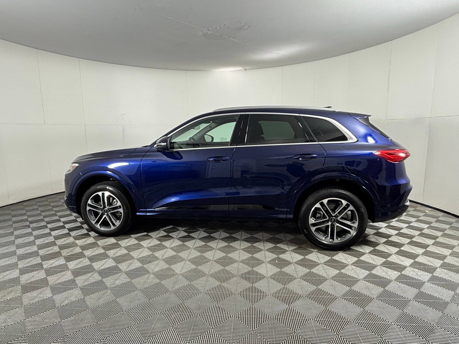 Used 2025 Audi Q5 Premium Plus w/ Premium Plus AWD/4WD image 5