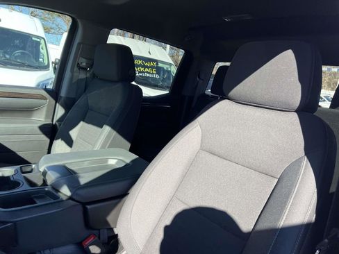 Used 2025 GMC Sierra 1500 Elevation image 17