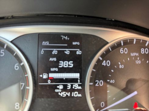 Used 2022 Nissan Versa S FWD image 11