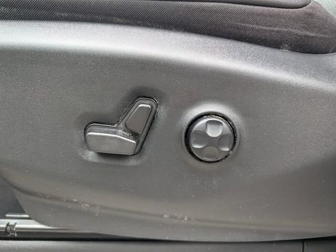 Used 2024 Chrysler Pacifica Limited FWD image 14