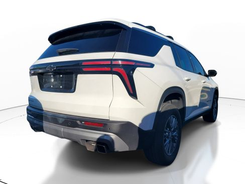 Used 2025 Chevrolet Traverse LT w/ Driver Confidence Package FWD image 4