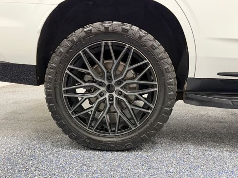 Used 2023 Cadillac Escalade Premium Luxury AWD/4WD image 14
