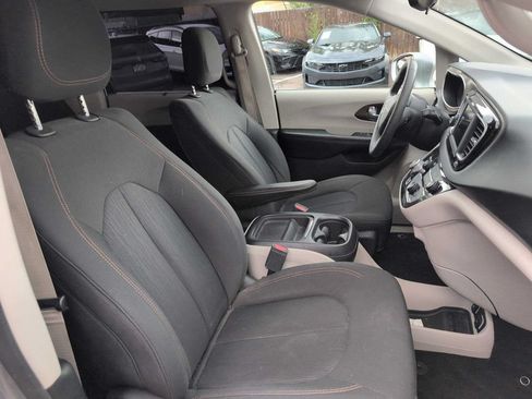 Used 2018 Chrysler Pacifica Touring Plus FWD image 11