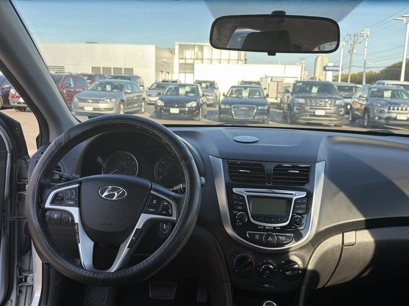 Used 2012 Hyundai Accent SE FWD image 21