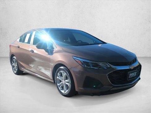 Used 2019 Chevrolet Cruze LT w/ Convenience Package image 3