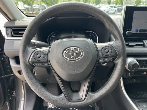 Used 2025 Toyota RAV4 XLE AWD/4WD image 17