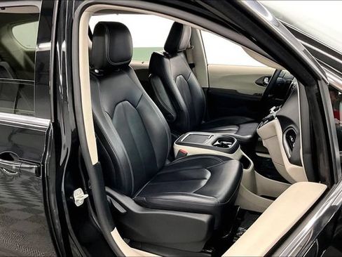 Used 2023 Chrysler Pacifica Touring-L FWD image 8