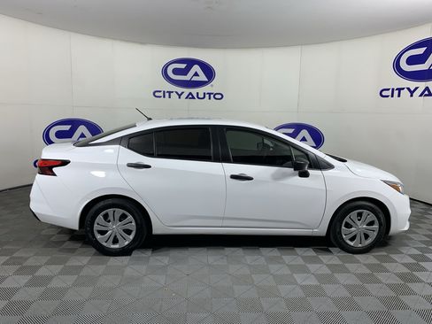 Used 2022 Nissan Versa S FWD image 2