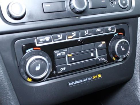 Used 2013 Volkswagen Golf 4-Door image 16