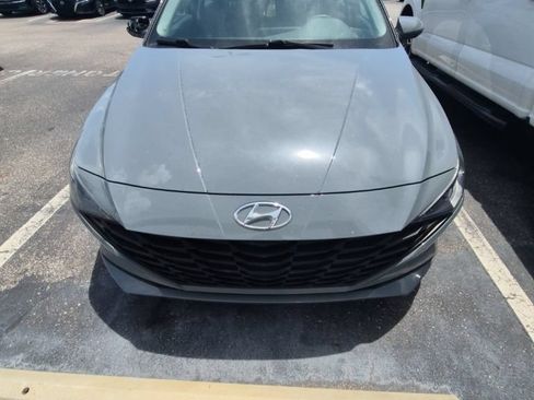 Used 2021 Hyundai Elantra SE FWD image 1